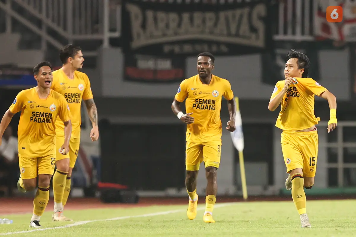 Persija jakarta melawan Semen Padang.