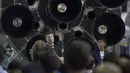 CEO SpaceX, Elon Musk dan miliarder Jepang, Yusaku Maezawa pada konferensi pers di Hawthorne, California, (17/9). Musk memilih Maezawa sebagai penumpang perdana pesawat angkasa Big Falcon Rocket (BFR) dan mengelilingi bulan pada 2023. (DAVID MCNEW/AFP)