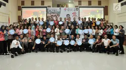 Sejumlah calon Paskibraka menunjukan stiker stop narkoba di PPPON, Cibubur, Jakarta Timur, Selasa (8/8). BNN ajak calon Paskibraka 2017 untuk menjauhi narkoba dan sosialisasikan pencegahan bahaya HIV dan narkotika. (Liputan6.com/Yoppy Renato)