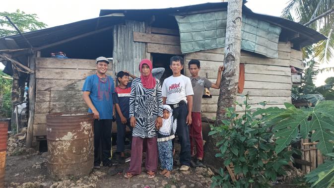 Ansar (47) bersama anggota keluarganya saat menerima bantuan sembako dari sejumlah warga (Liputan6.com/Abdul Rajab Umar)
