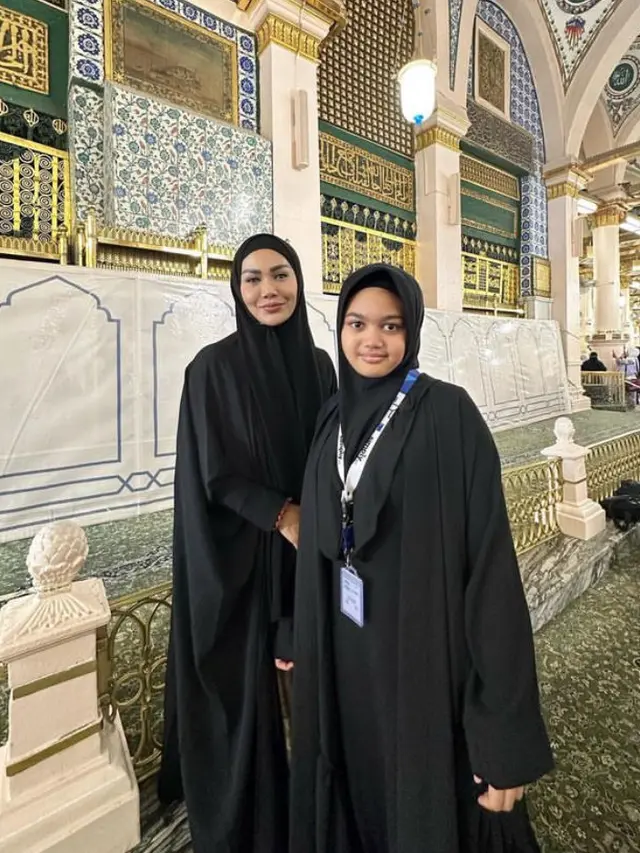 Krisdayanti umroh bareng keluarga [credit: @krisdayantilemos]