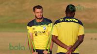 Pemain Penang FA, Reinaldo Lobo berfoto usai latihan bersama timnya di Penang, Malaysia, Senin (1/2/2016). (Bola.com/Nicklas Hanoatubun)