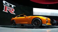 Nissan GT-R 2017  resmi diperkenalkan di New York International Auto Show 2016 di Manhattan, New York, Rabu (23/3). Nissan GT-R 2017 yang tampil dengan warna oranye ini juga disematkan exhaust system terbaru yang berbahan titanium. (Jewel SAMAD/AFP)