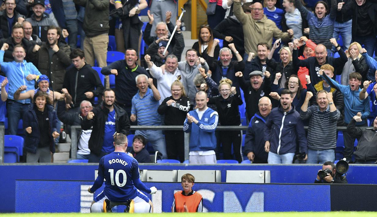 Ekspresi fans sambut gol Wayne Rooney ske gawang Stoke City pada laga perdana Premier League 2017-2018 di Goodison Park, Liverpool (12/8/2017). Everton menang 1-0.  (Anthony Devlin/PA via AP)