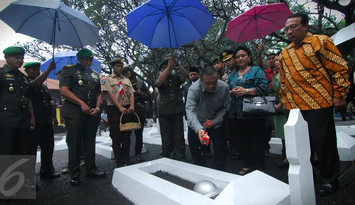 Sejumlah aparat dan mantan penjabat menaburkan bunga di TMP Taruna, Kota Tangerang, Minggu (28/2/2016). Penaburan bunga sebagai bagian dari acara HUT Kota Tangerang ke-23. (Liputan6.com/Faisal R Syam)