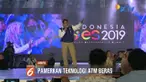 Sandiaga Uno memamerkan teknologi ATM beras di acara Jakarta Young Entrepeuneur Summit 2019 di Istora Senayan.