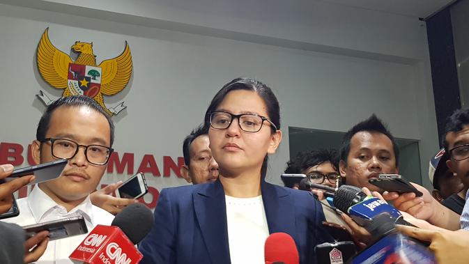 Sekjen PSSI, Ratu Tisha Destria, ditemani Kuasa Hukumnya dari Siswodihardjo & Partner Law Firm ketika diperiksa Satgas Antimafia Bola, Jumat (28/12/2018). (Bola.com/Zulfirdaus Harahap)