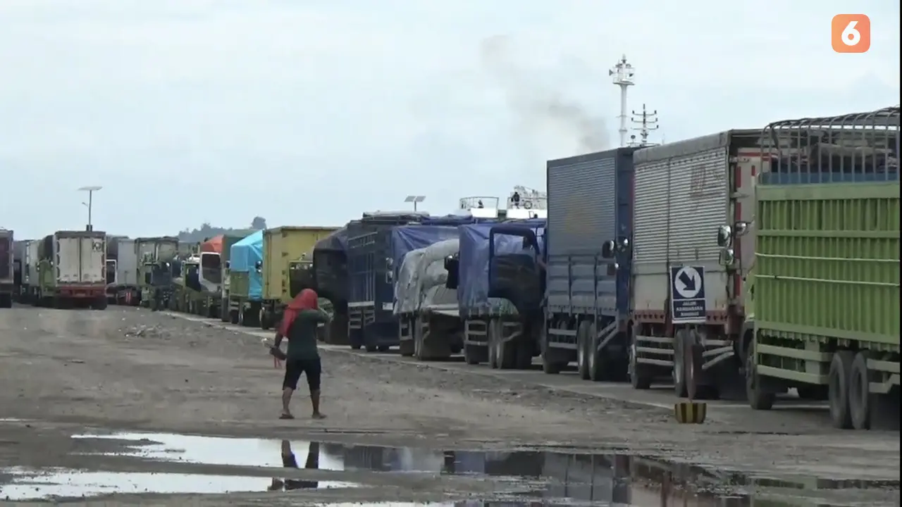 Antrean panjang kendaraan golongan tujuh hingga sembilan di Pelabuhan BBJ, Lampung Selatan.  Foto : (Liputan6.com/Ardi).