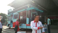 Para pekerja sedang menghias Bus Bandros yang akan digunakan untuk arak-arakan atlet Olimpiade Indonesia, Selasa (22/8/2016). (Bola.com/Nicklas Hanoatubun)