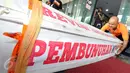 Sebuah peti mati berukuran kira-kira 2x0,5 m muncul tiba-tiba di Gedung KPK, Jakarta, Selasa (20/10). Peti yang bertuliskan "Revisi UU KPK, Pembunuhan KPK" itu dikirim oleh Bambang Saptono, warga Solo, Jawa Tengah. (Liputan6.com/Helmi Afandi)