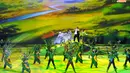 Pementasan drama musical ini melibatkan banyak penari. Tampak para penari dengan kostum unik berwarna hijau sedang beraksi (Liputan6.com/Panji Diksana).