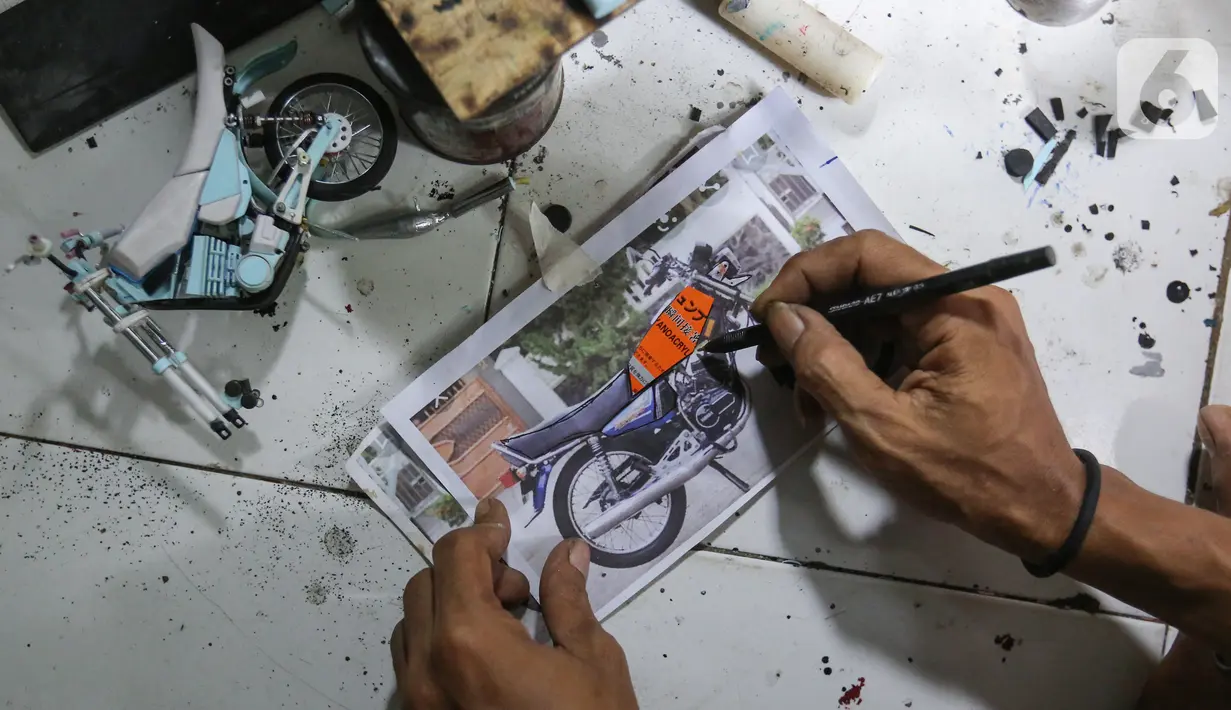 Pengrajin Wawang Kurniawan, membuat cetakan miniatur motor RX-King di Kampung Dukuh, Serua, Tangerang Selatan, Sabtu (17/10/2020). Selama masa pandemi Covid-19, miniatur motor yang dijual dengan harga Rp400 - 500 ribu per buah tidak mengalami penurunan omset. (Liputan6.com/Fery Pradolo)