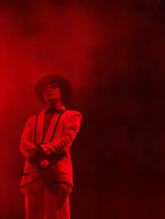 <p>Melengkapi tampilannya, GD mengenakan panama hitam yang memiliki aksen putih melingkar di topinya. [Dok. Chanel]</p>