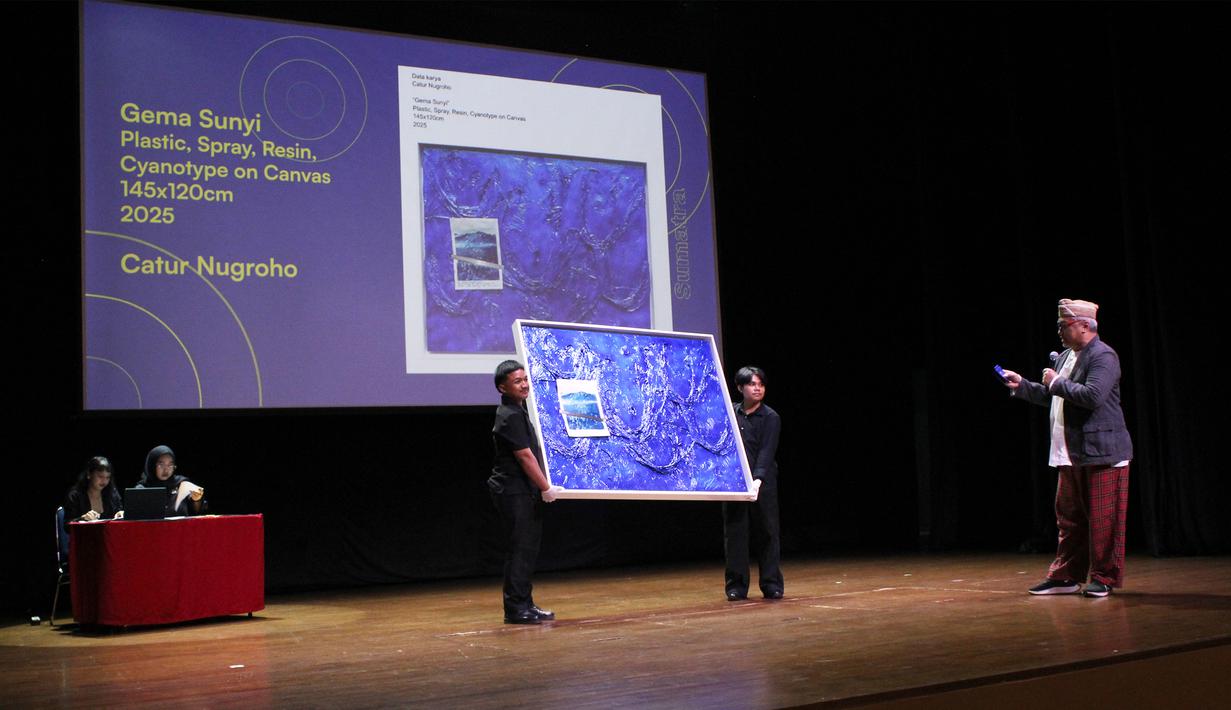 Selain pameran dan lelang yang digelar secara luring dan daring, acara ini juga diisi dengan pidato kebudayaan sebagai refleksi seni, empati, dan keberpihakan sosial. Tampak dalam foto, Raden Rizki Mulyawan Kartanegara Hayang Denda Kusuma atau yang lebih dikenal dengan Dik Doank (kanan) memandu kegiatan Pameran Seni Rupa dan Lelang Lukisan di Teater Kecil, Taman Ismail Marzuki (TIM), Jakarta, Selasa (23/12/2025). (merdeka.com/magang/Rendi Saputra)