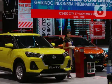 Mobil Daihatsu pada pameran otomotif Gaikindo Indonesia International Auto Show (GIIAS) 2021 di ICE BSD, Banten, Kamis (11/11/2021). Digelar selama 10 hari hingga 21 November 2021, pameran otomotif tahunan ini diikuti oleh 21 merek kendaraan. (Liputan6.com/Angga Yuniar)