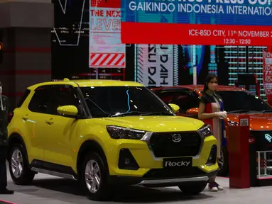 Mobil Daihatsu pada pameran otomotif Gaikindo Indonesia International Auto Show (GIIAS) 2021 di ICE BSD, Banten, Kamis (11/11/2021). Digelar selama 10 hari hingga 21 November 2021, pameran otomotif tahunan ini diikuti oleh 21 merek kendaraan. (Liputan6.com/Angga Yuniar)