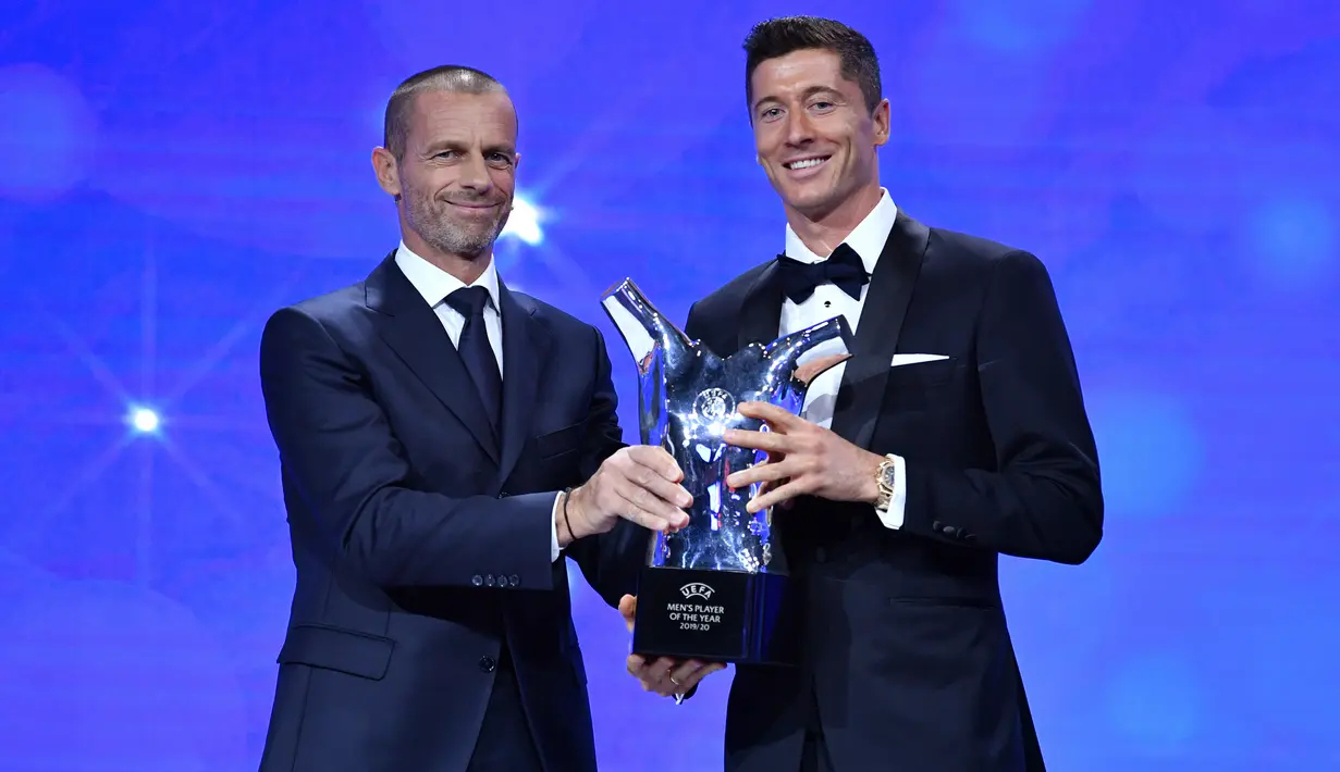 Robert Lewandowski. Striker Polandia ini meraih trofi pemain terbaik Eropa pada musim 2019/2020 usai membawa Bayern Munchen merebut 6 trofi dalam semusim. Ia menjadi kandidat kuat peraih Ballon d'Or 2020, yang sayangnya ditiadakan karena wabah pandemi COVID-19. (AFP/UEFA/Harold Cunningham)
