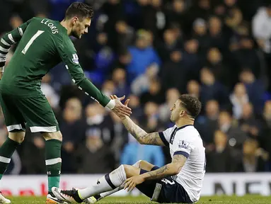 Kiper Tottenham Hotspur, Hugo Lloris (kiri) membantu Kyle Walker berdiri usai bermain imbang lawan West Bromwich pada lanjutan Liga Inggris di Stadion White Hart Lane, London, Selasa (26/4/2016) dini hari WIB. (AFP/ IKimages) 