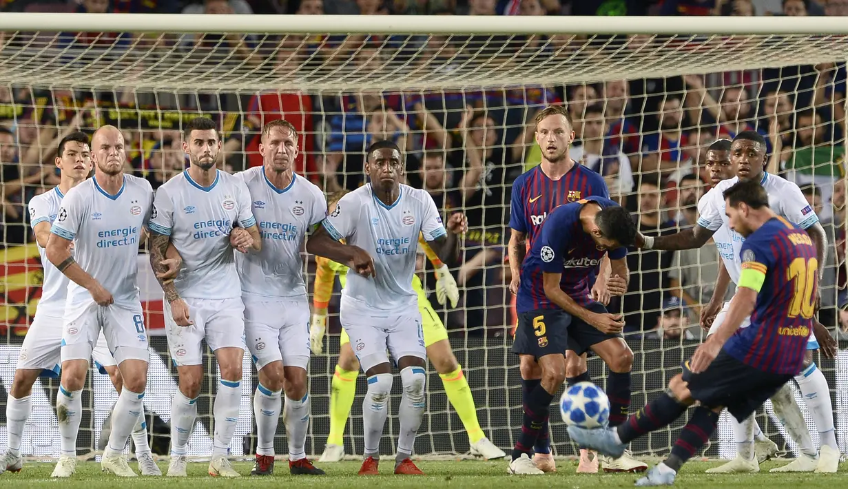 Gelandang Barcelona, Lionel Messi, melakukan tendangan bebas saat melawan PSV Eindhoven pada laga Liga Champions di Stadion Camp Nou, Barcelona, Selasa (18/9/2018). Barcelona menang 4-0 atas PSV. (AFP/Josep Lago)