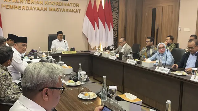 Menteri Koordinator (Menko) PM Muhaimin Iskandar atau Cak Imin memimpin rapat terbatas menteri di Kantor Kemenko PM, Jakarta Pusat, Rabu (7/1/2026).