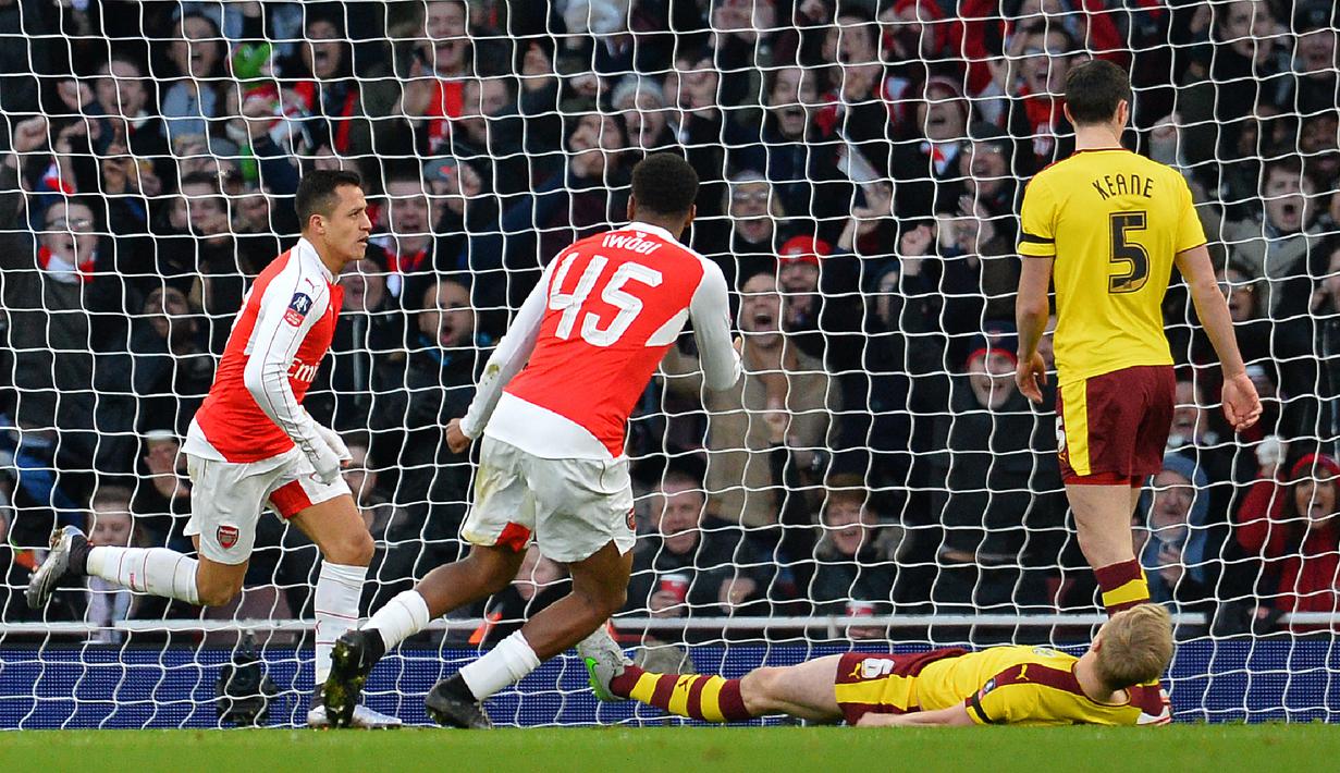 Pemain Arsenal, Alexis Sanchez merayakan gol yang dicetaknya ke gawang Burnley dalam putaran keempat Piala FA di Stadion Emirates, London, (30/1/2016). (AFP/Glyn Kirk)