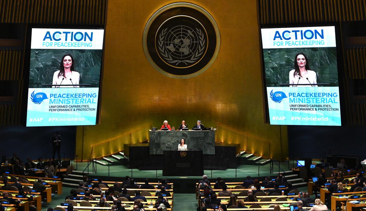 Aktris yang juga Utusan Khusus UNHCR Angelina Jolie berpidato pada  pertemuan tingkat Menteri Pemeliharaan Perdamaian PBB di Gedung PBB, New York, (29/3). Angelina Jolie juga mendorong perempuan dilibatkan dalam upaya mencapai perdamaian Afghanistan. (Timoti A. Clary / AFP)