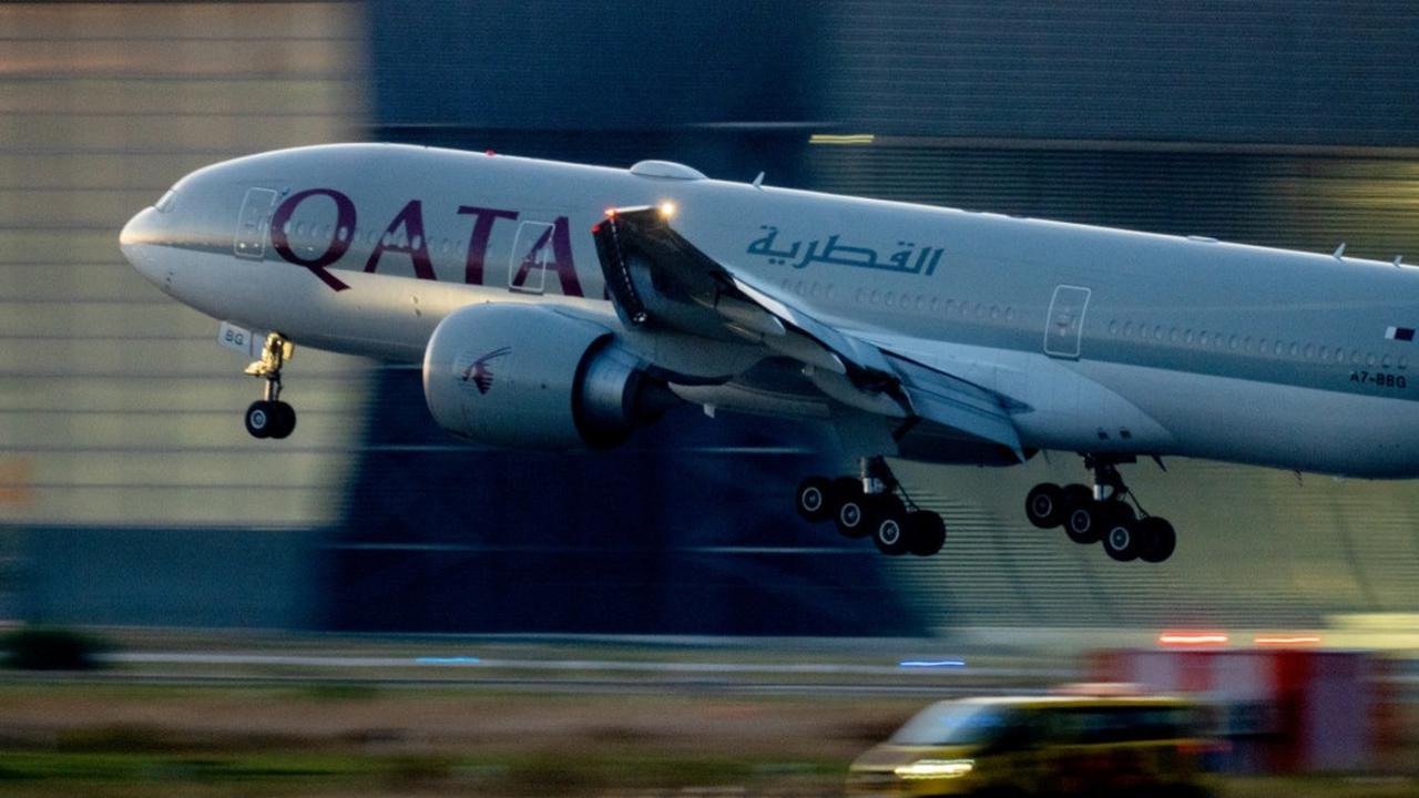 Ilustrasi penerbangan Qatar Airways. (AP)