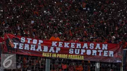 Suporter membentangkan spanduk jelang menyaksikan laga Persija melawan PS TNI di Stadion GBK Jakarta, Jumat (10/6). Mereka meminta pengungkapan kasus tewasnya M Fahreza saat akanmenyaksikan laga Persija (13/5) lalu. (Liputan6.com/Helmi Fithriansyah)