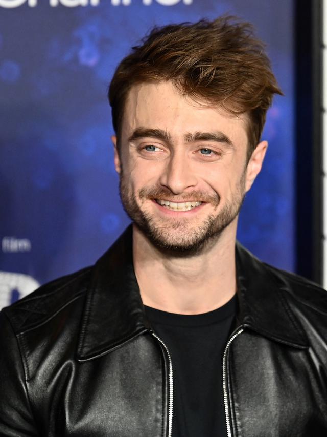 Daniel Radcliffe Tampil Keren dalam Balutan Jaket Kulit di Pumatara Film Terbarunya
