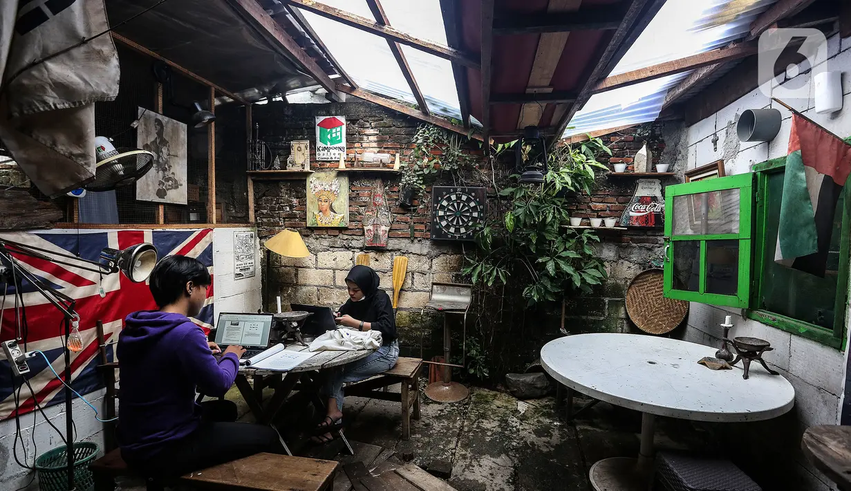 Suasana tempat jual - beli barang-barang antik di Kebayoran Vintage, Jakarta, Kamis (22/9/2020). Berdasarkan keterangan para pedagang, penjualan barang antik mengalami penurunan sebesar 50 persen di masa pandemi COVID-19 saat ini. (Liputan6.com/Johan Tallo)