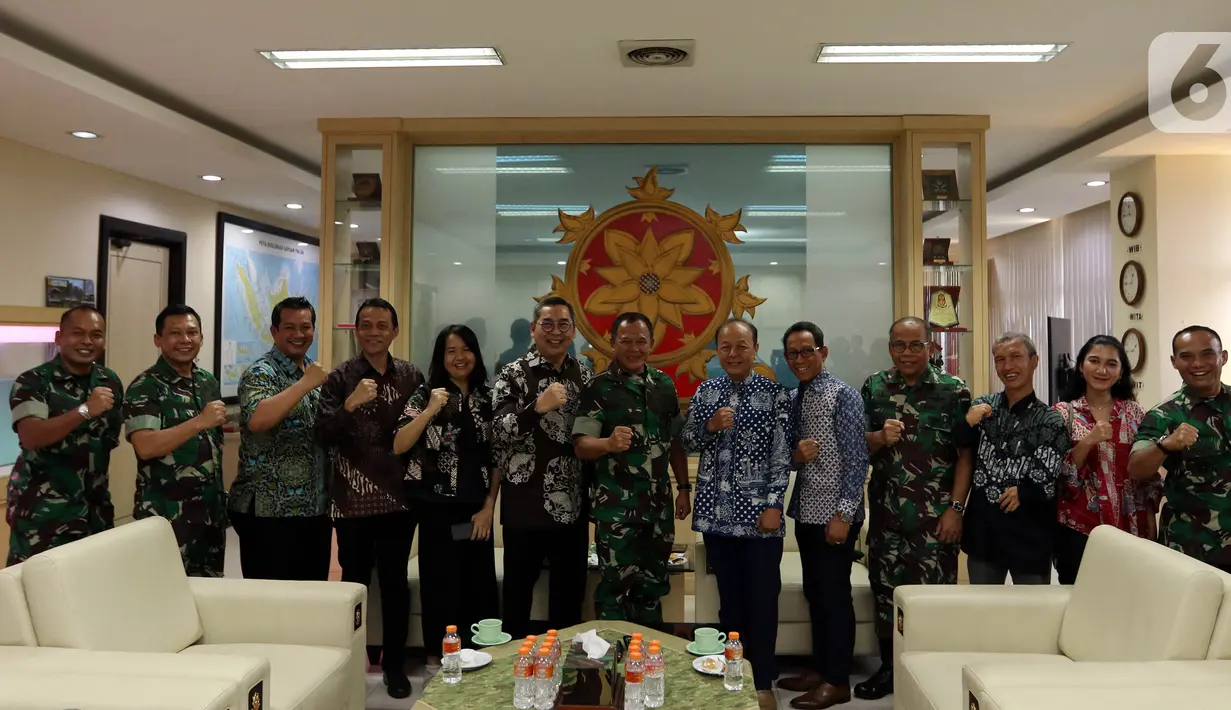 Jajaran SCM Grup foto bersama dengan Panglima Komando Cadangan Strategis Angkatan Darat (Kostrad) Letnan Jenderal TNI Besar Harto Karyawan beserta jajaran usai melakukan Audiensi di Mako Kostrad, Gambir, Jakarta, Selasa (29/10/2019). (Liputan6.com/Johan Tallo)