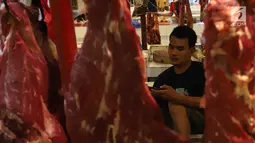 Pedagang daging sapi menunggu pembeli di Pasar Senen, Jakarta, Selasa (29/5). Memasuki Ramadan, harga daging sapi segar masih terpantau berada di harga eceran tertinggi (HET) yang ditetapkan pemerintah. (Liputan6.com/Angga Yuniar)