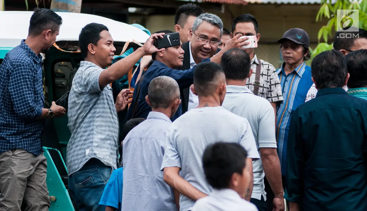 Menteri Desa Pembangunan Daerah Tertinggal dan Transmigrasi (Mendes PDTT), Eko Putro Sandjojo berfoto bersama warga saat meninjau proyek padat karya di Desa Bilalang, Kota Kotamobagu, Sulawesi Utara, Kamis (12/4). (Liputan6.com/Pool)