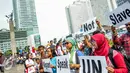 Dalam aksinya mereka menuntut migran dunia menolak diperlakukan sebagai tumbal pembangunan, namun tidak mendapatkan perindungan yang kuat oleh negara pengirim maupun negara penerima, Jakarta, Minggu (18/9). (Liputan6.com/Faizal Fanani)