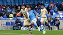 Pemain Napoli, Giovanni Di Lorenzo (tengah) berebut bola dengan pemain Hellas Verona, Fabio Depaoli pada laga lanjutan Liga Italia 2022/2023 di Maradona Stadium, Napoli, 15 April 2023. Di Lorenzo berhasil membayar kepercayaan Luciano Spalletti ketika ditunjuk sebagai kapten Napoli. Ia mampu memimpin tim dengan sangat baik dan tak pernah absen sekalipun dalam laga Liga Italia musim ini. (AFP/Andreas Solaro)