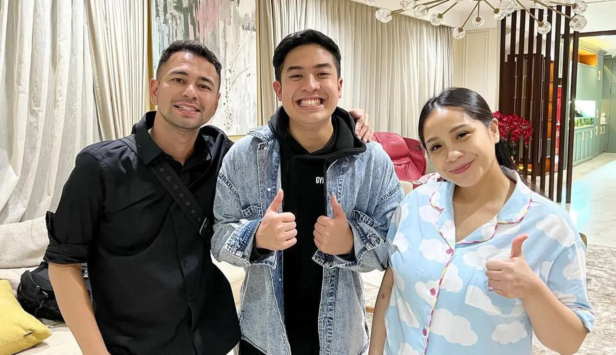 Masih dengan aksen tumpuk outfit yang sama, berfoto dengan Raffi Ahmad dan Nagita Slavina, Jerome Polin memilih hoodie hitam, yang ditumpuknya dengan jaket jeans dan dipadu dengan celana jeans hitam. Foto: Instagram.