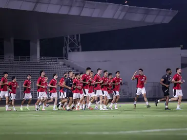 Para pemain Timnas Indonesia melakukan pemanasan dalam latihan perdana di Jakarta menjelang Putaran Ketiga Kualifikasi Piala Dunia 2026 melawan China yang berlangsung di Stadion Madya, Kompleks Stadion Utama Gelora Bung Karno (SUGBK), Senayan, Jakarta, Senin (02/06/2025). (Bola.com/Bagaskara Lazuardi)