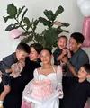 Kiyomi mendapat kejutan ulang tahun dari orangtua dan adik-adiknya yang kompak mengenakan busana warna hitam. Terlihat dekorasi girly seperti balon pink dan putih. Kiyomi pun mendapatkan kue ulang tahun pink berpita berbentuk love. [@jenniferbachdim]