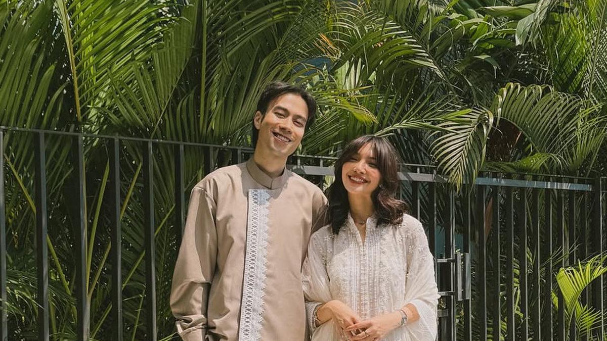 6 Potret Makeup Tipis Sheila Dara Hasil Merias Wajah Sendiri saat Pengajian Calon Adiknya Iparnya, Nadin Amizah