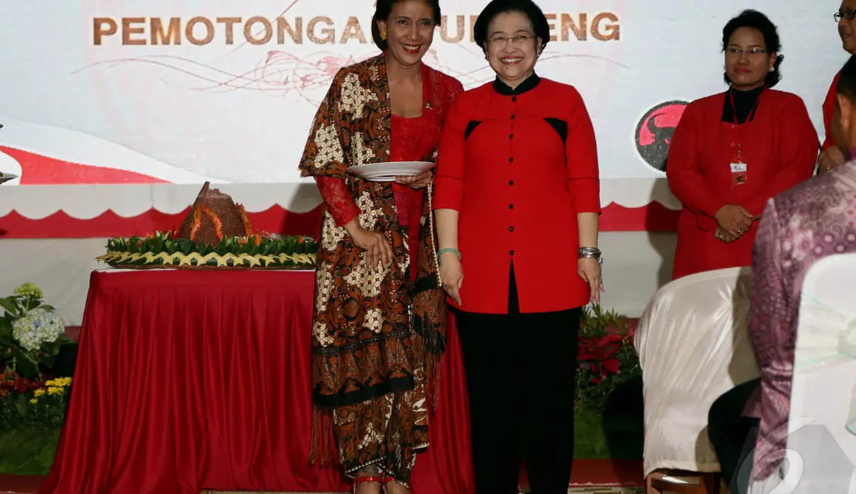 Menteri Susi Pudjiastuti berfoto bersama usai menerima tumpeng dari Ketum PDIP Megawati Soekarnoputri pada acara HUT PDIP ke-42, Jakarta, Sabtu (10/1/2015). (Liputan6.com/Johan Tallo)