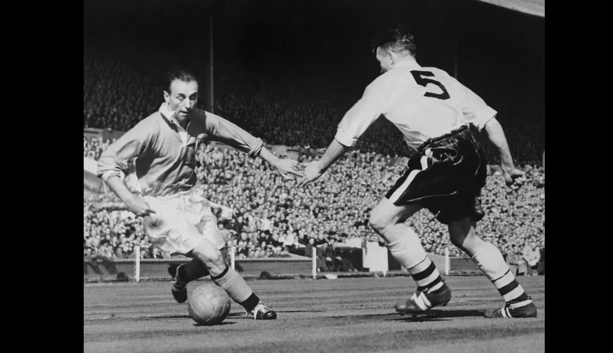 Sir Stanley Matthews, CBE, memulai karier profesionalnya pada 1932 bersama Stoke City dan mengakhirinya pada 1965 di kesebelasan yang sama. (Foto: AFP/Intercontinentale/Staff)