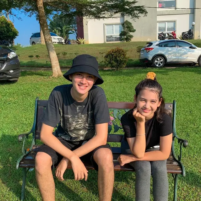 Jadi Saingan Rey Bong, Ini 6 Kebersamaan Sandrinna Michelle dan Clay Gribble