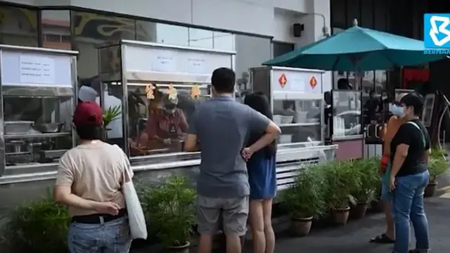 Pembeli makanan di pinggir jalan