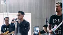 Aksi panggung Afgan saat launching album terbaru berjudul Dekade di Jakarta, Rabu (28/2). Album baru tersebut merayakan 10 tahun atau satu dekade Afgan selama menjadi artis rekaman. (Liputan6.com/Faizal Fanani)