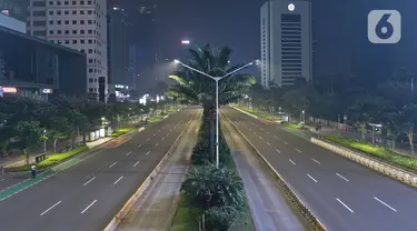 Suasana lengang kawasan Sudirman, Jakarta, Rabu (12/5/2021) malam. Polda Metro Jaya memberlakukan crowd free night untuk mencegah kerumunan takbir keliling di malam Idul Fitri 1442 yang berlaku mulai pukul 22:00 malam ini. (Liputan6.com/Herman Zakharia)