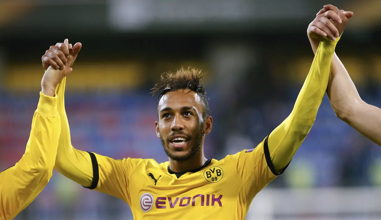 Penyerang Dortmund, Pierre-Emerick Aubameyang berhasil mencetak hattrick pada laga Liga Europa melawan FK Qabala di Stadion Backcell Arena, Azerbaijan, Jumat (23/10/2015). (Reuters/David Mdzinarishvili)