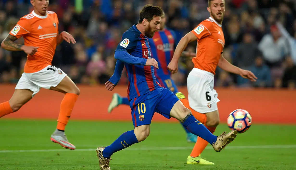 Penyerang Barcelona, Lionel Messi membawa bola saat pertandingan liga Spanyol antara Barcelona vs Osasuna di stadion Camp Nou, Barcelona (26/4). Dalam pertandingan itu Barcelona berhasil mengalahkan Osasuna dengan skor 7-1. (AFP/Lluis Gene)