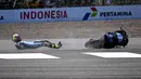 Pembalap Gresini Racing MotoGP asal Spanyol, Fermin Aldeguer, tergelincir keluar lintasan setelah terjatuh saat sesi latihan bebas menjelang Grand Prix MotoGP Indonesia di Sirkuit Internasional Mandalika, Mandalika, Jumat (9/10/2026). (SONNY TUMBELAKA/AFP)
