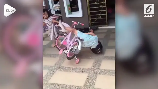 VIDEO: Kocak tapi Kasihan, Bocah 'Oleng' Saat Naik Sepeda