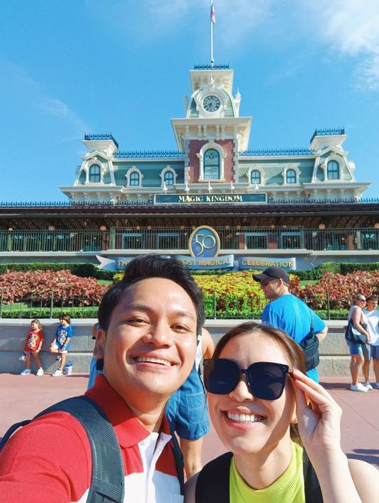 Masih bersama istri, kali ini Calvin Jeremy menyambangi Disneyland Orlando, AS, lalu berpose di depan kastil ikonis Walt Disney. Bahagia terpancar dari air muka keduanya. “The magic is in us,” tulis penyanyi kelahira Jakarta, 6 Mei 1992. Novia Santoso tampil santai dengan kaus kuning tanpa lengan berikut bawahan berbahan denim. (Foto: Dok. Instagram @calvinjeremy)
